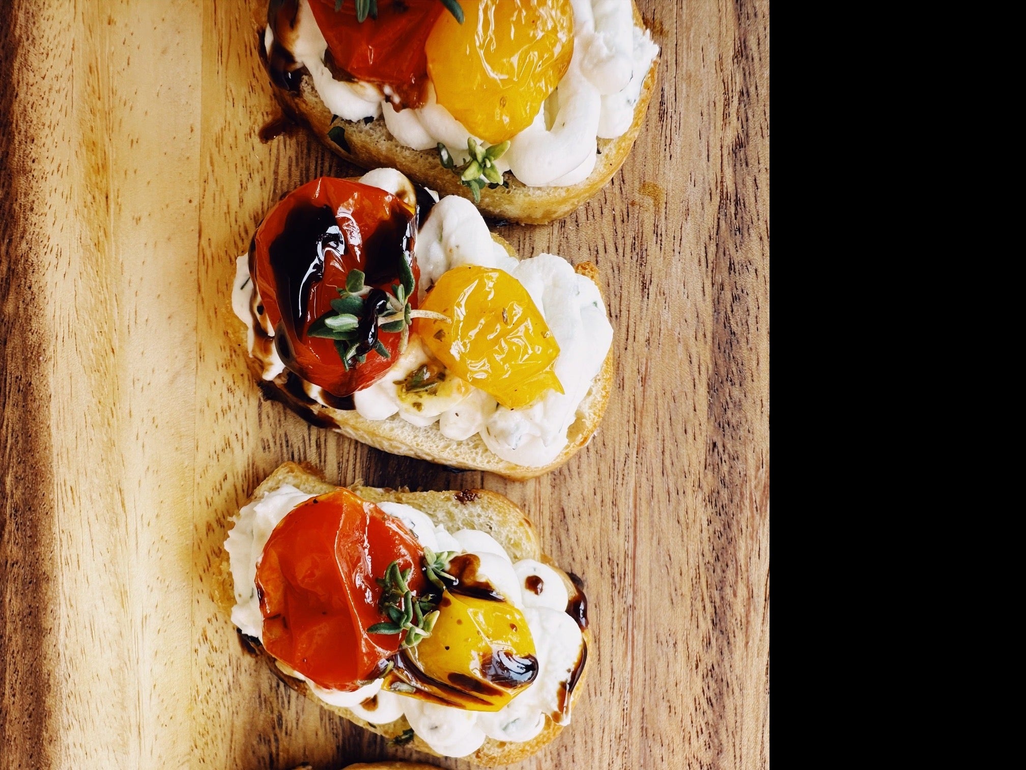 Tomato & Goat Cheese Crostini (24 pcs)